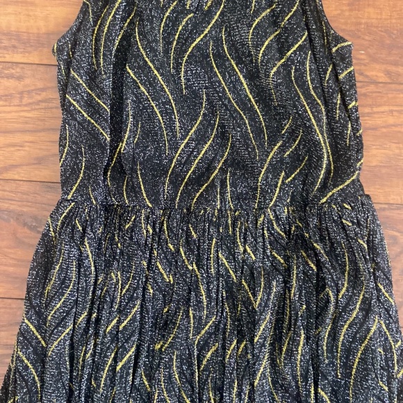 Gorgeous floor length halter top dress with a black lining - Picture 4 of 8